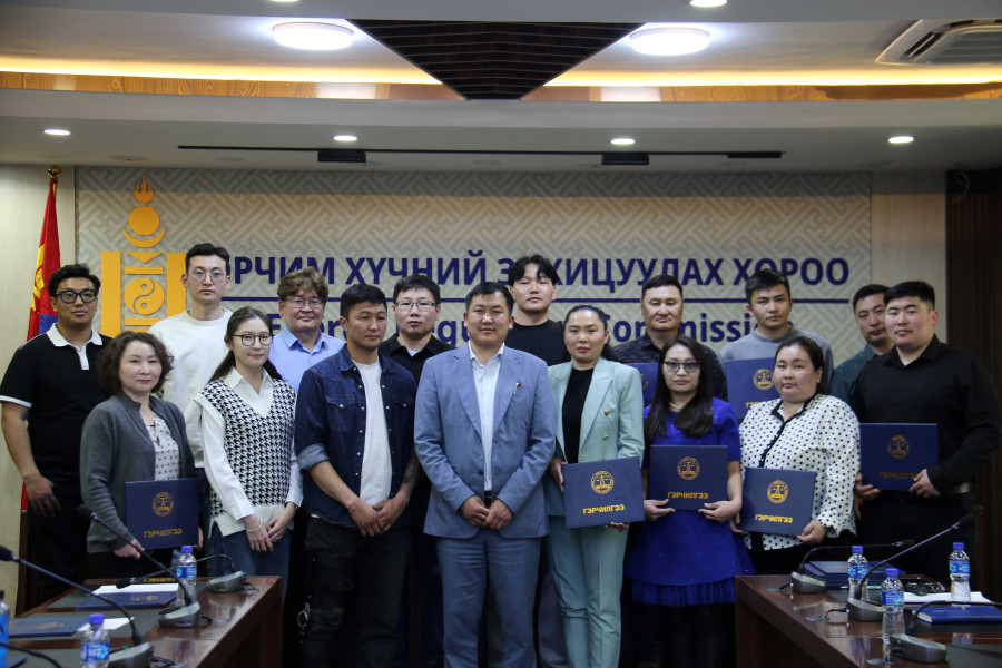 Эрчим хүч хэмнэлтийн менежерүүд гэрчилгээгээ авлаа 